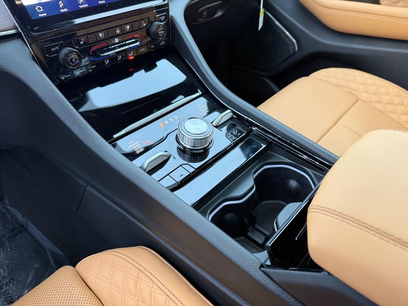 Jeep Grand Cherokee Vehicle Full-screen Gallery Image 29