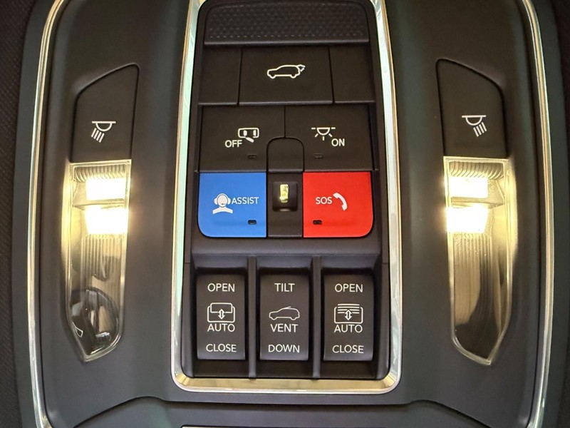 Jeep Grand Cherokee Vehicle Full-screen Gallery Image 31