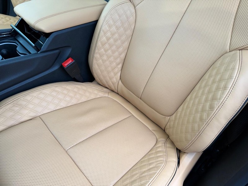 Jeep Grand Cherokee Vehicle Full-screen Gallery Image 34