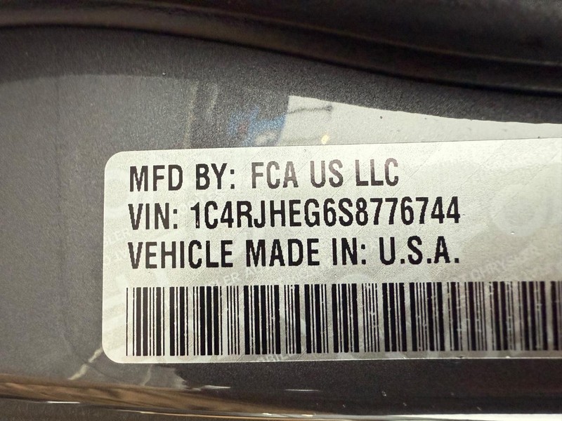 Jeep Grand Cherokee Vehicle Full-screen Gallery Image 35