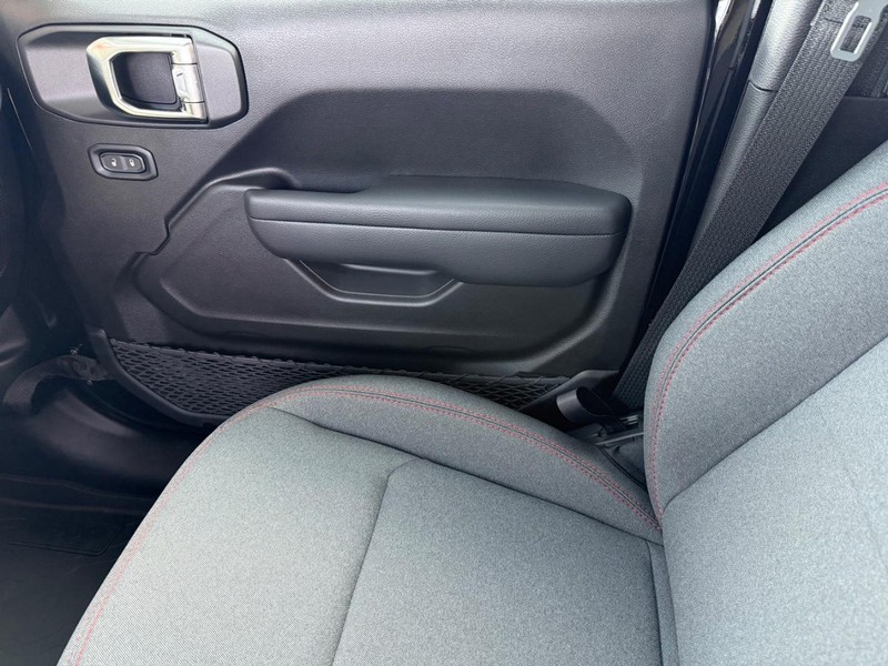 Jeep Gladiator Vehicle Full-screen Gallery Image 27