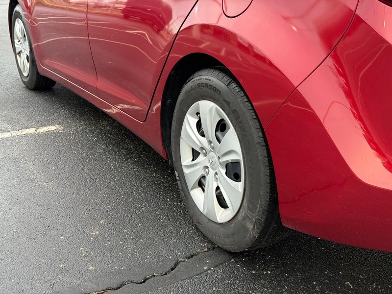 Hyundai Elantra Vehicle Full-screen Gallery Image 06