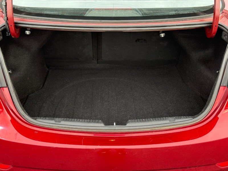 Hyundai Elantra Vehicle Full-screen Gallery Image 07