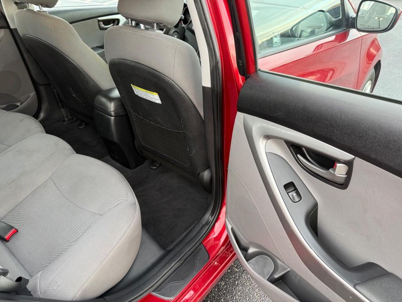 Hyundai Elantra Vehicle Full-screen Gallery Image 12