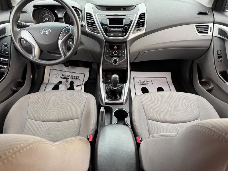 Hyundai Elantra Vehicle Full-screen Gallery Image 13
