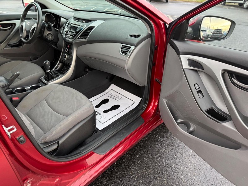 Hyundai Elantra Vehicle Full-screen Gallery Image 15