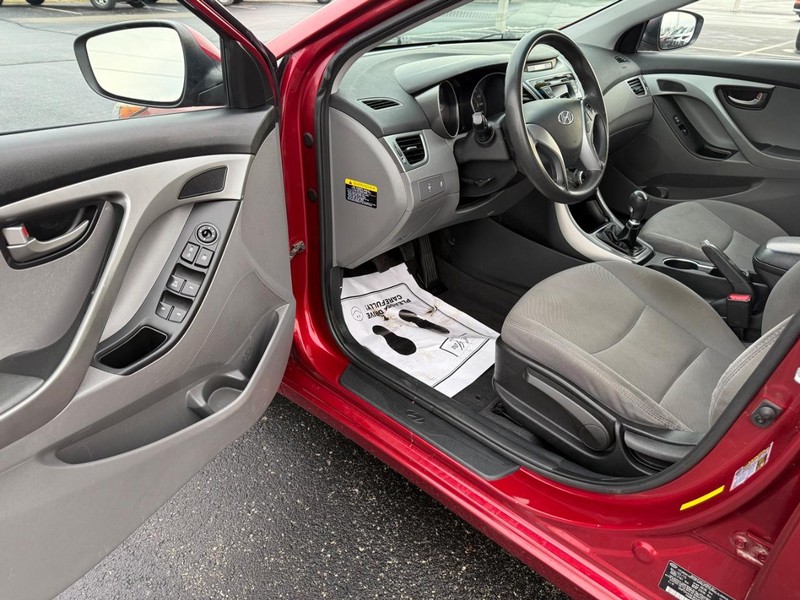 Hyundai Elantra Vehicle Full-screen Gallery Image 17