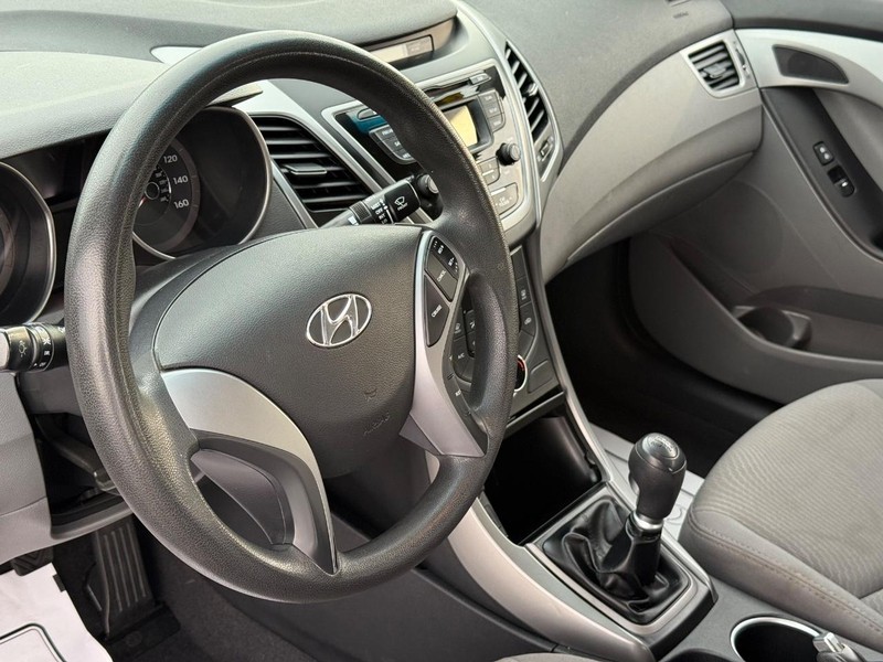 Hyundai Elantra Vehicle Full-screen Gallery Image 19