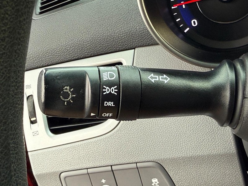 Hyundai Elantra Vehicle Full-screen Gallery Image 20