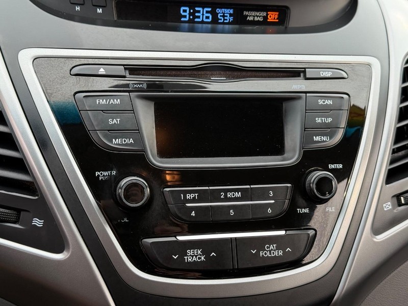 Hyundai Elantra Vehicle Full-screen Gallery Image 23