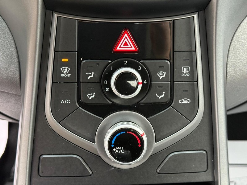 Hyundai Elantra Vehicle Full-screen Gallery Image 24