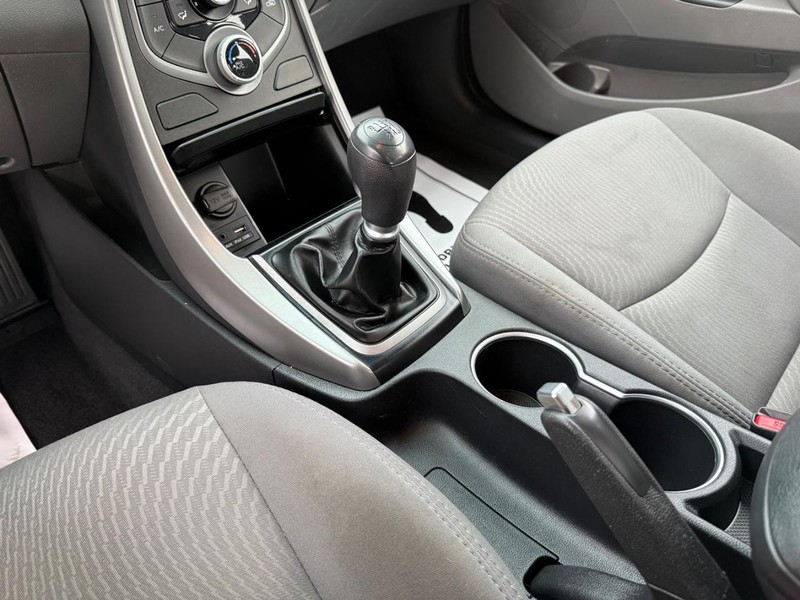 Hyundai Elantra Vehicle Full-screen Gallery Image 25