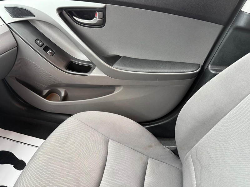 Hyundai Elantra Vehicle Full-screen Gallery Image 26
