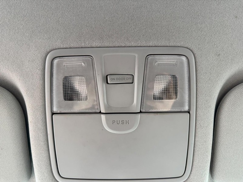 Hyundai Elantra Vehicle Full-screen Gallery Image 27