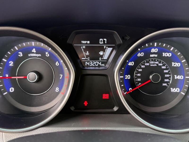 Hyundai Elantra Vehicle Full-screen Gallery Image 28