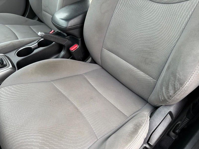 Hyundai Elantra Vehicle Full-screen Gallery Image 30