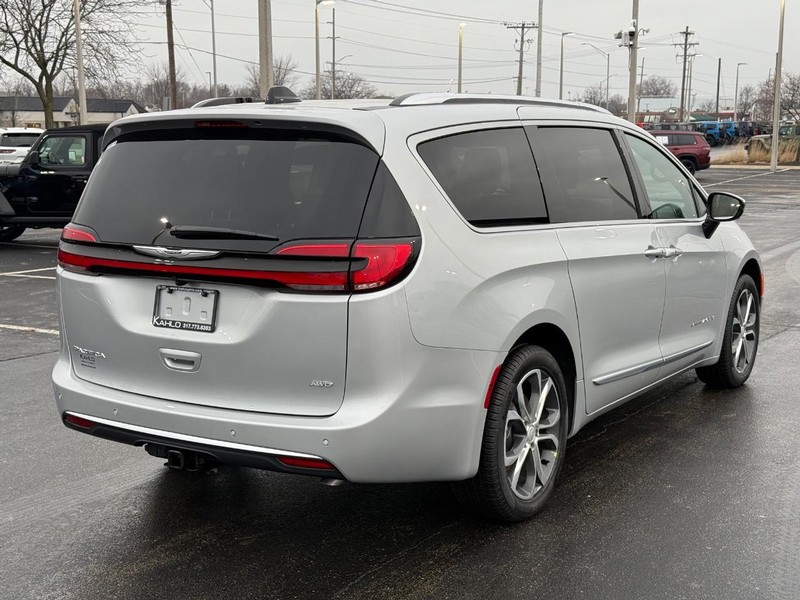 Chrysler Pacifica Vehicle Full-screen Gallery Image 3