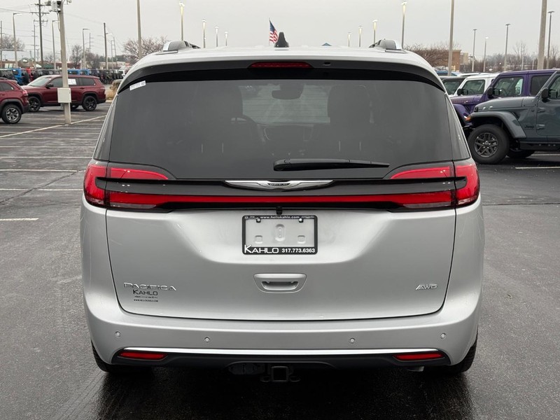 Chrysler Pacifica Vehicle Full-screen Gallery Image 4
