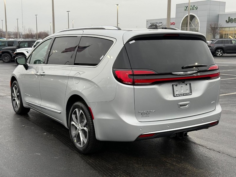 Chrysler Pacifica Vehicle Full-screen Gallery Image 5