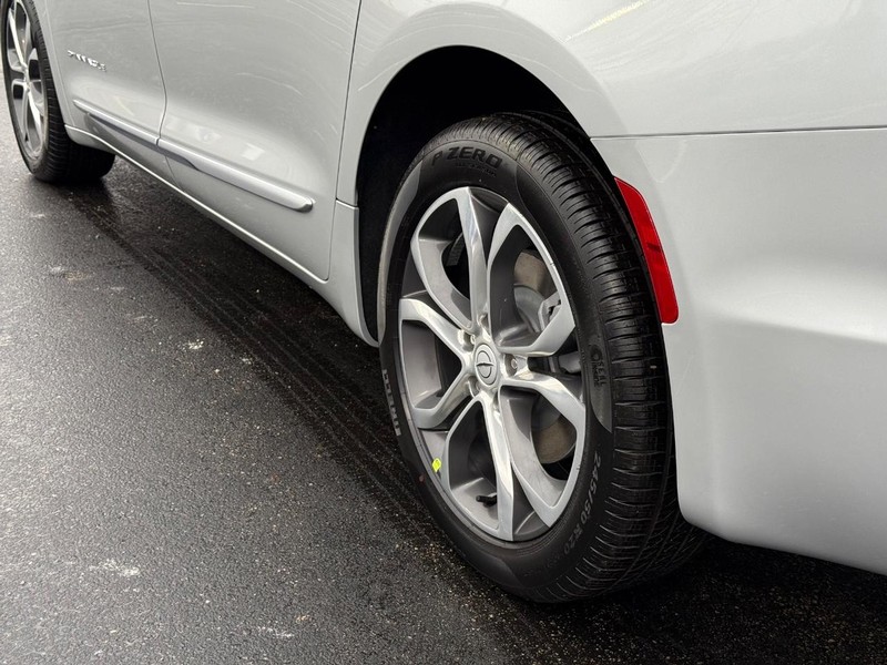 Chrysler Pacifica Vehicle Full-screen Gallery Image 6