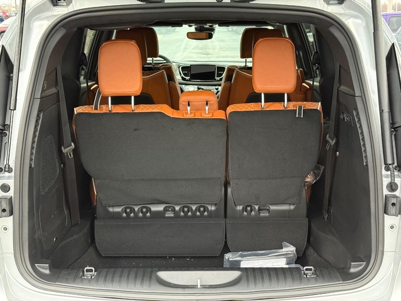 Chrysler Pacifica Vehicle Full-screen Gallery Image 7