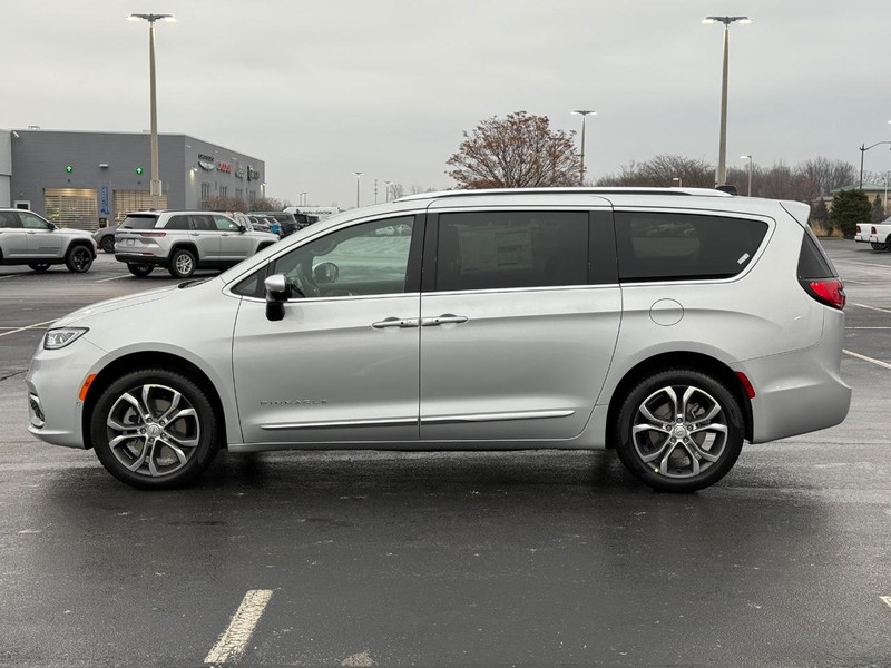 Chrysler Pacifica Vehicle Full-screen Gallery Image 9