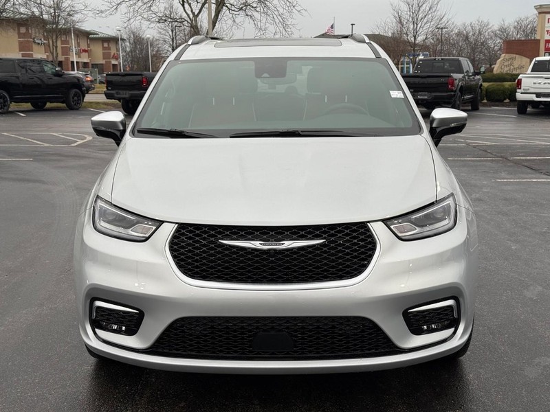 Chrysler Pacifica Vehicle Full-screen Gallery Image 11