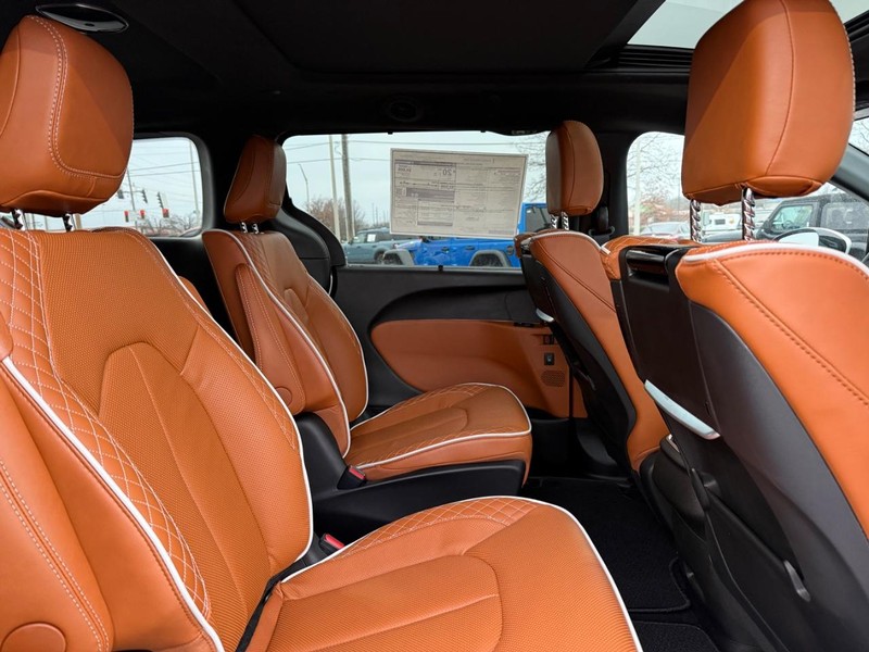 Chrysler Pacifica Vehicle Full-screen Gallery Image 12