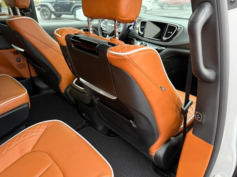 Chrysler Pacifica Vehicle Full-screen Gallery Image 13