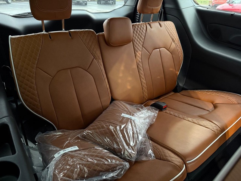 Chrysler Pacifica Vehicle Full-screen Gallery Image 14