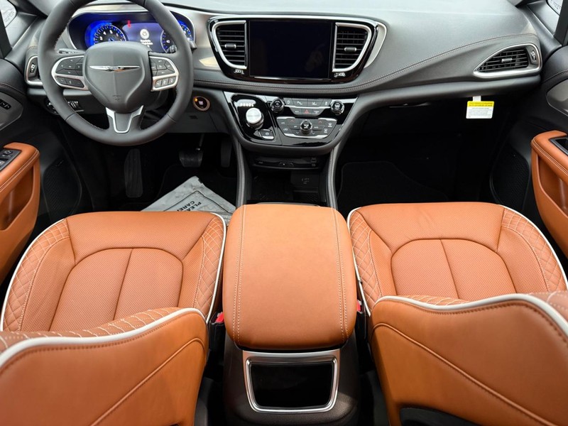 Chrysler Pacifica Vehicle Full-screen Gallery Image 16