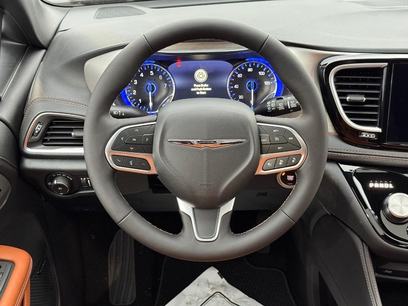 Chrysler Pacifica Vehicle Full-screen Gallery Image 17