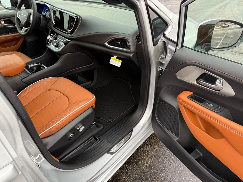 Chrysler Pacifica Vehicle Full-screen Gallery Image 18