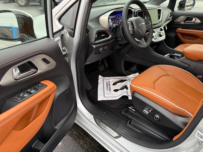 Chrysler Pacifica Vehicle Full-screen Gallery Image 20