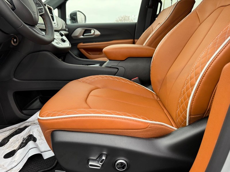 Chrysler Pacifica Vehicle Full-screen Gallery Image 21