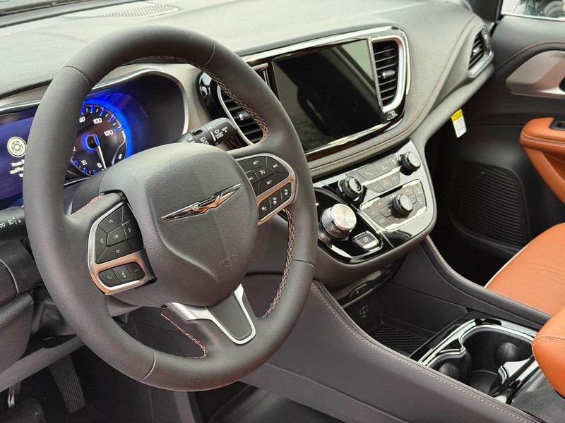 Chrysler Pacifica Vehicle Full-screen Gallery Image 22