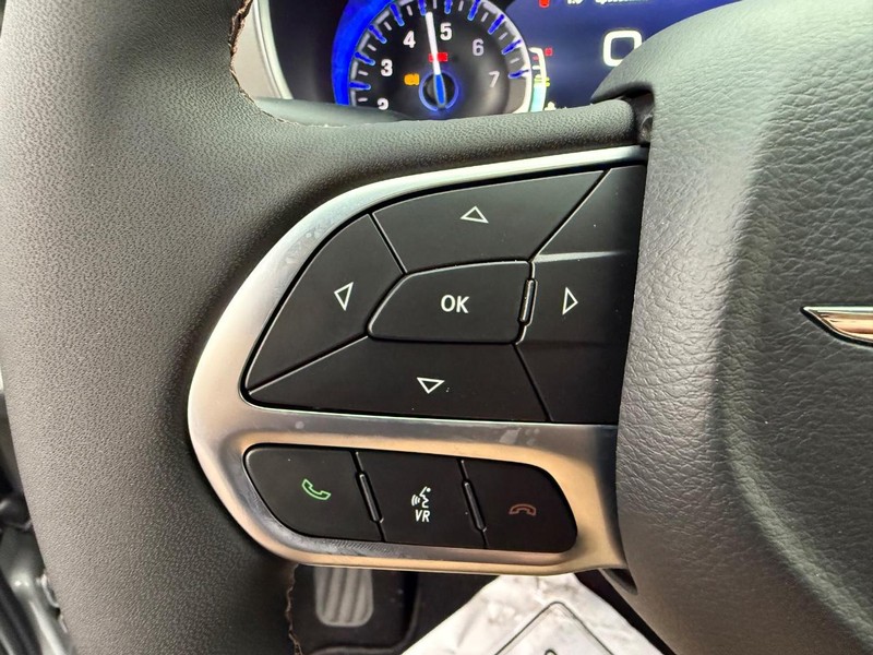 Chrysler Pacifica Vehicle Full-screen Gallery Image 23