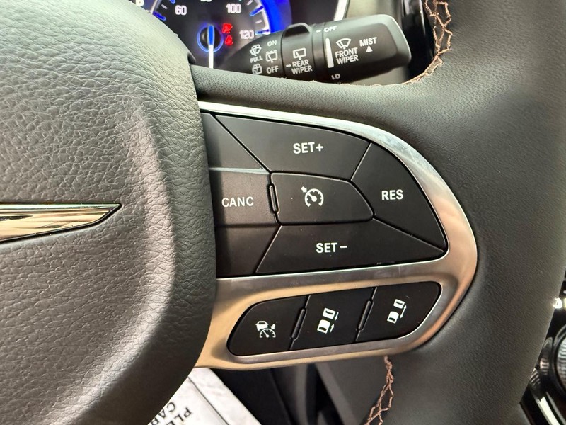 Chrysler Pacifica Vehicle Full-screen Gallery Image 24