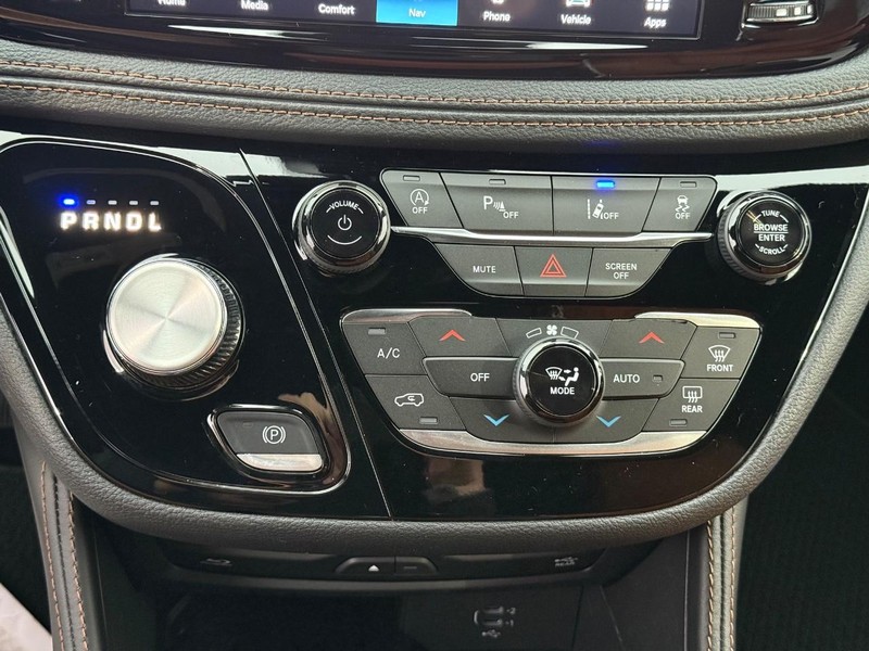 Chrysler Pacifica Vehicle Full-screen Gallery Image 28