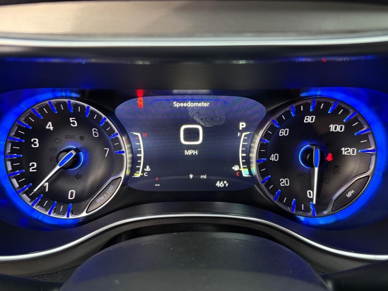 Chrysler Pacifica Vehicle Full-screen Gallery Image 31