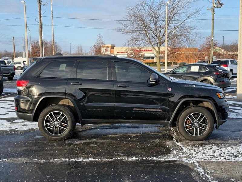 Jeep Grand Cherokee Vehicle Full-screen Gallery Image 02