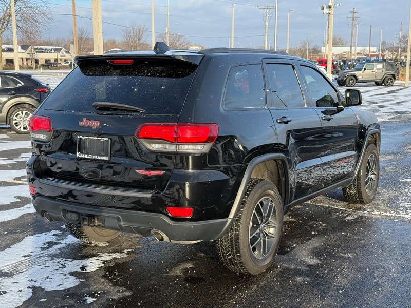Jeep Grand Cherokee Vehicle Full-screen Gallery Image 03