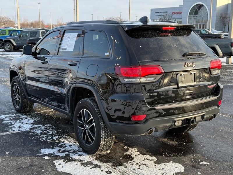 Jeep Grand Cherokee Vehicle Full-screen Gallery Image 05