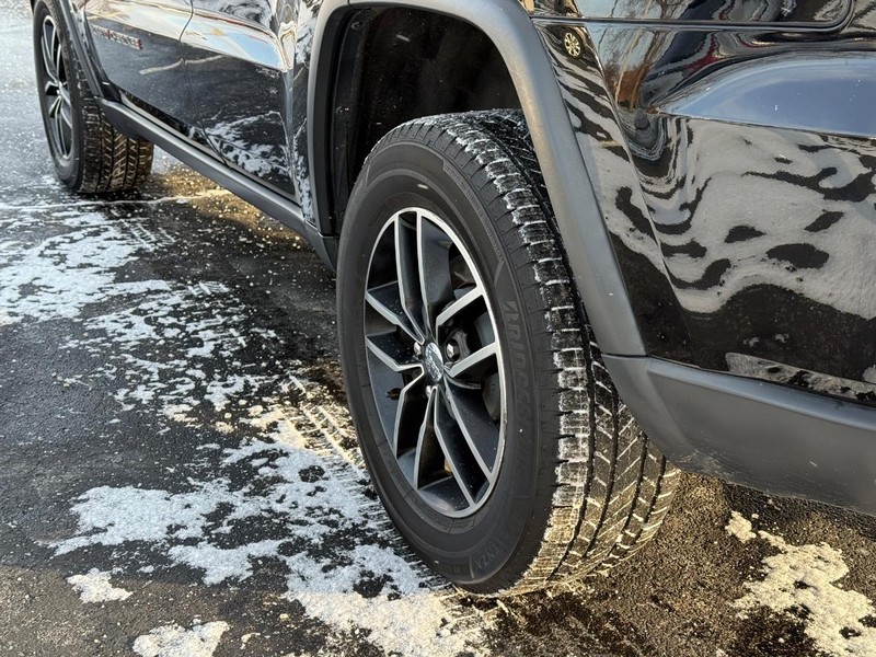 Jeep Grand Cherokee Vehicle Full-screen Gallery Image 06