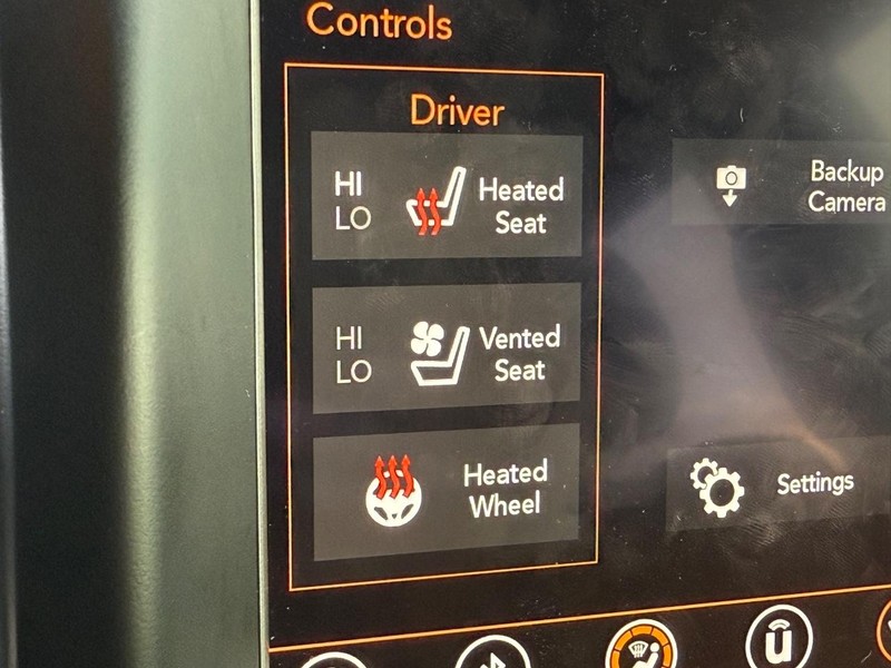 Jeep Grand Cherokee Vehicle Full-screen Gallery Image 23