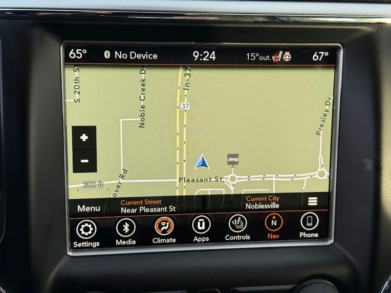 Jeep Grand Cherokee Vehicle Full-screen Gallery Image 24