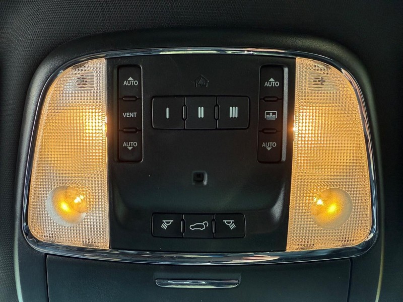 Jeep Grand Cherokee Vehicle Full-screen Gallery Image 28