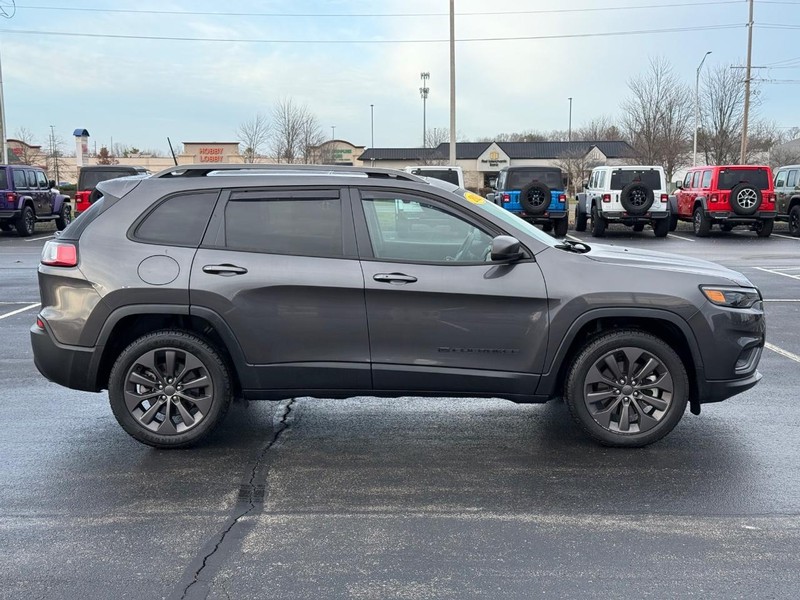 Jeep Cherokee Vehicle Full-screen Gallery Image 2