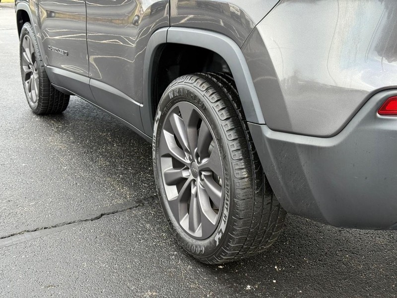 Jeep Cherokee Vehicle Full-screen Gallery Image 6