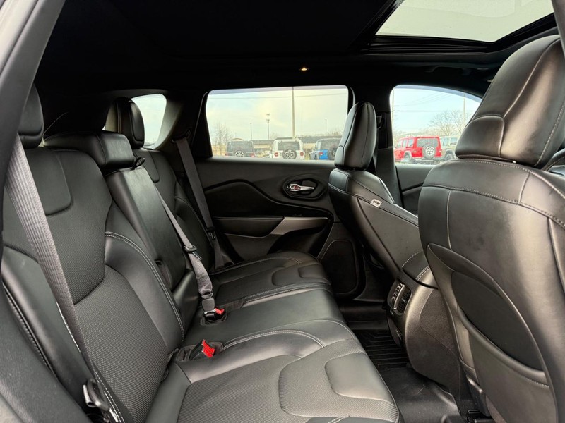 Jeep Cherokee Vehicle Full-screen Gallery Image 12